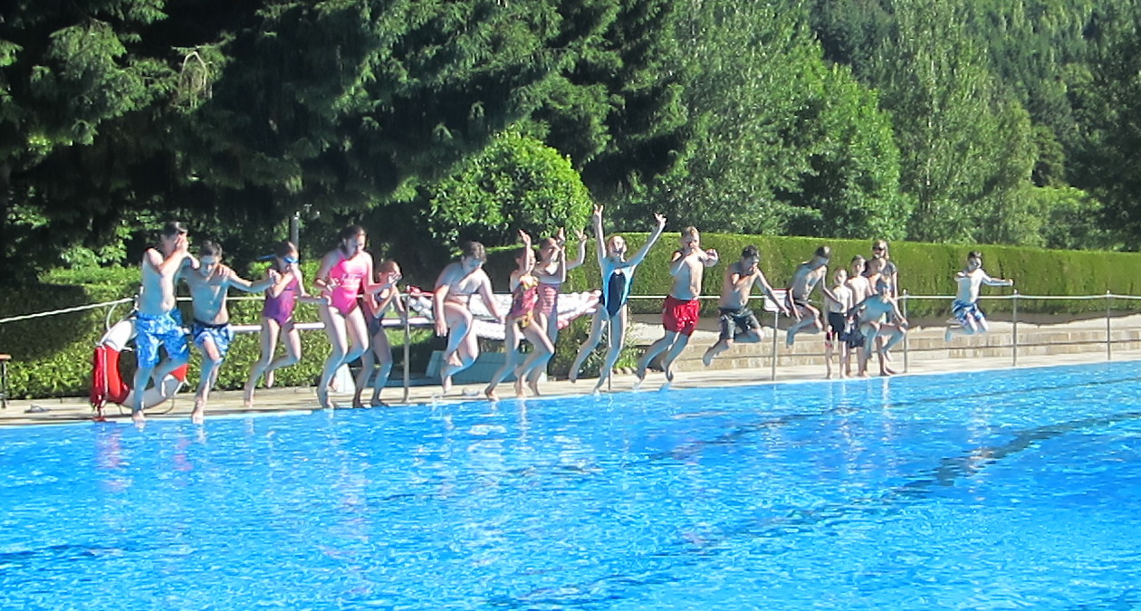 Schwimmabzeichenabnahme im Freibad Neuenbürg
